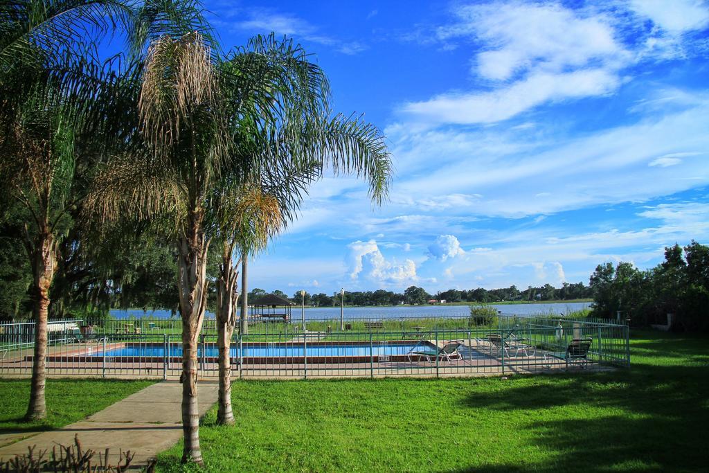 Palm Lakefront Resort And Hostel Celebration Extérieur photo