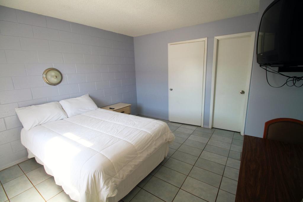 Palm Lakefront Resort And Hostel Celebration Chambre photo