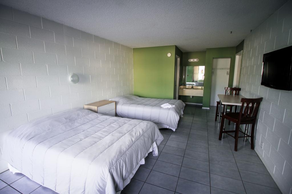 Palm Lakefront Resort And Hostel Celebration Extérieur photo